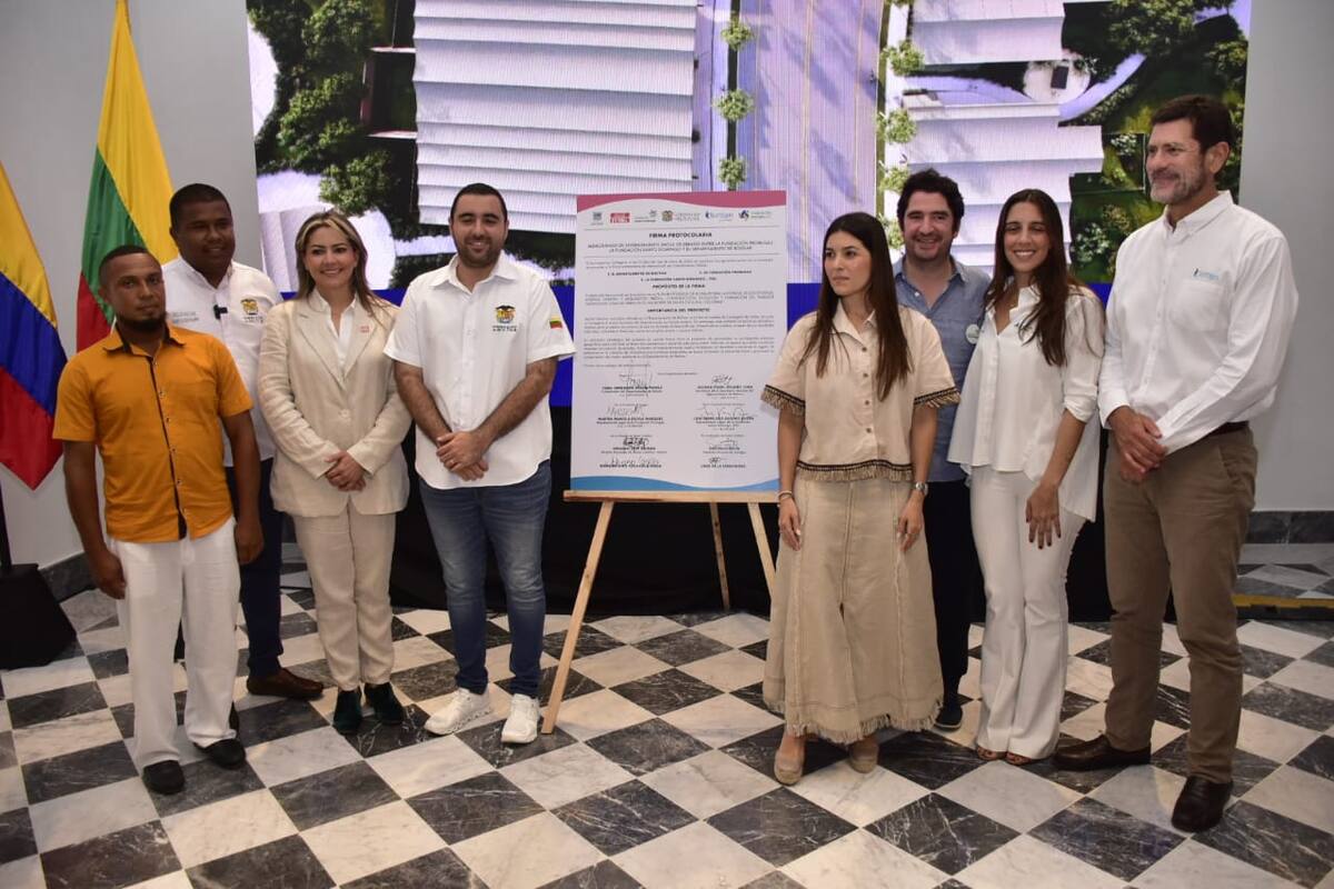 Firman acuerdo para el proyecto en Lomita Arena. // Foto: Javier García Salcedo.