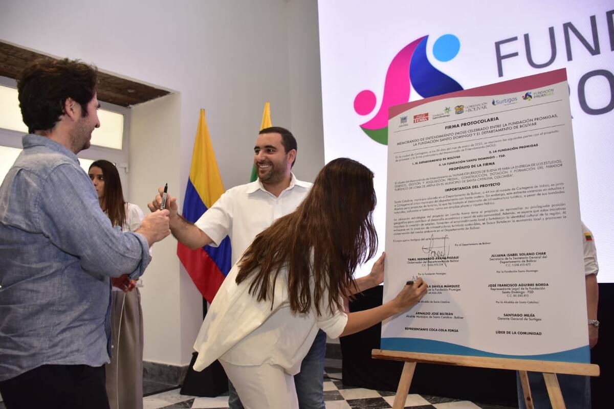Firman acuerdo para el proyecto en Lomita Arena. // Foto: Javier García Salcedo.