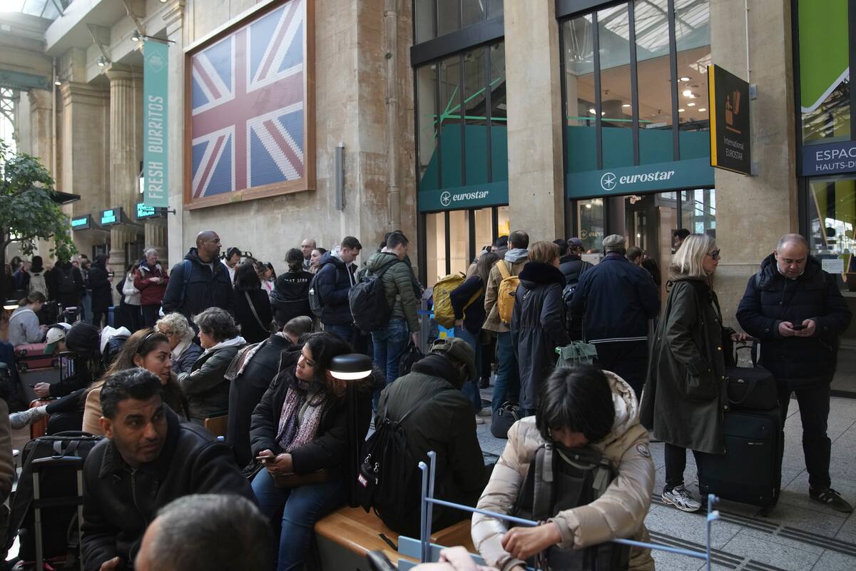 Viajeros esperan tras la suspensión de los viajes del Eurostar a Londres y de otros trenes al norte de Francia tras el hallazgo de una bomba sin detonar de la IIGM cerca de las vías, en la Gare du Nord, en París. //AP