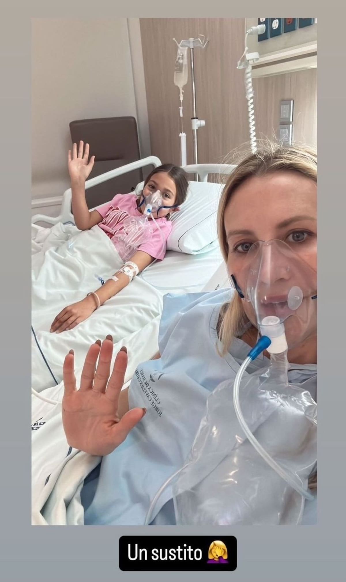 Lorelei Tarón compartió esta fotografía junto a una de sus hijas en el hospital. //Foto: Tomada de Instagram.
