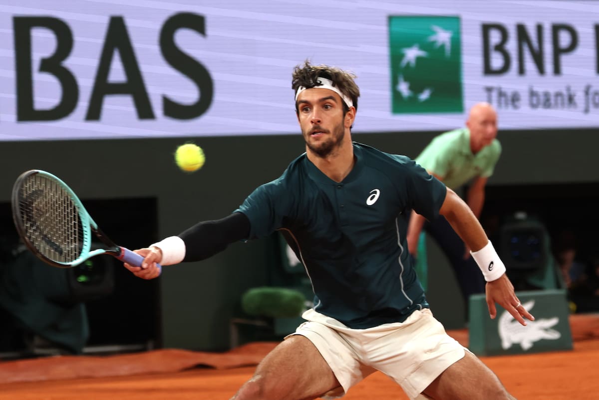 Lorenzo Musetti de Italia en acción durante su partido de semifinales individuales masculino contra Carlos Alcaraz de España en el torneo de tenis Grand Slam en Roland Garros. //EFE