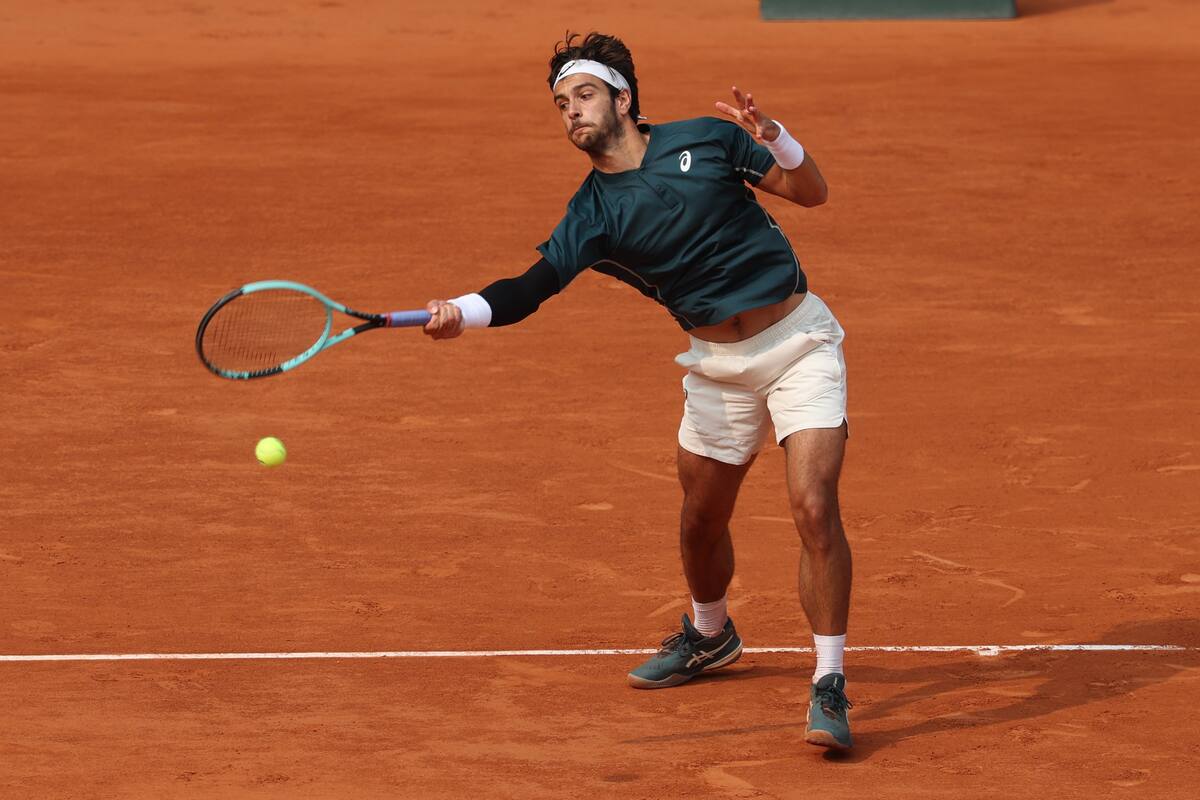 Lorenzo Musetti de Italia en acción durante su partido de cuartos de final masculino contra Frances Tiafoe de Estados Unidos en el torneo de tenis Grand Slam en Roland Garros. //EFE