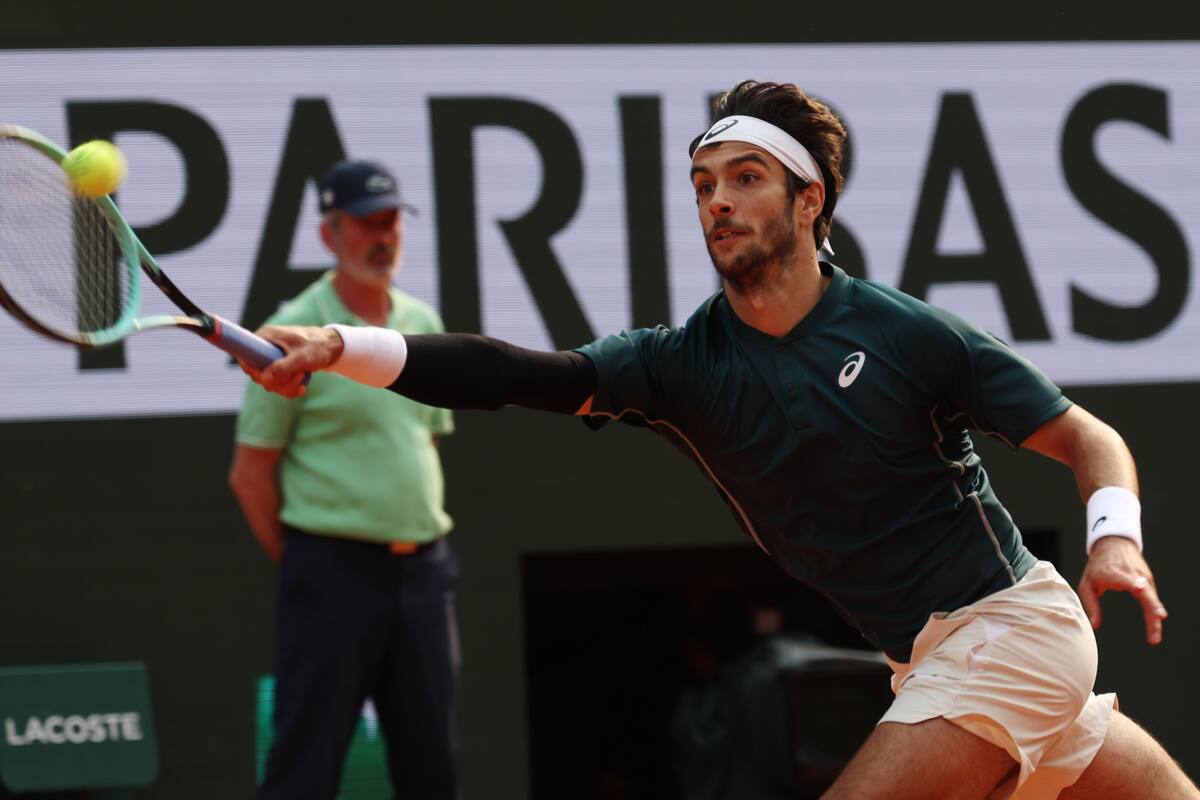 Tenista da pelotazo a juez, casi es descalificado de Roland Garros: video viral