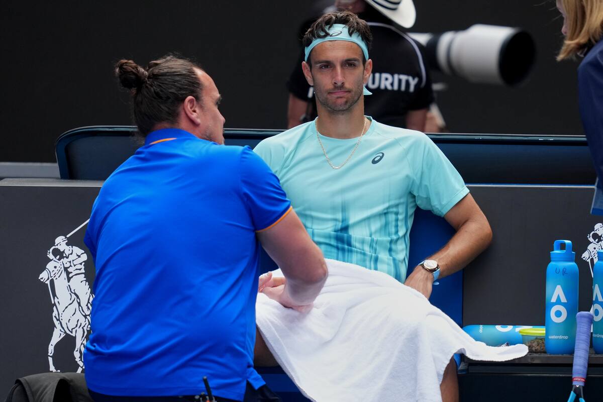Lorenzo Musetti se retiró de su encuentro ante Novak Djokovic por una lesión. //Foto, AP: Asanka Brendon Ratnayake