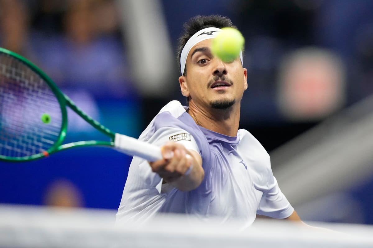 El italiano Lorenzo Sonego devuelve una pelota a Alexander Zverev, de Alemania, en el cuarto set durante la primera ronda del Abierto de Estados Unidos. //Fotos, AP: Frank Franklin II