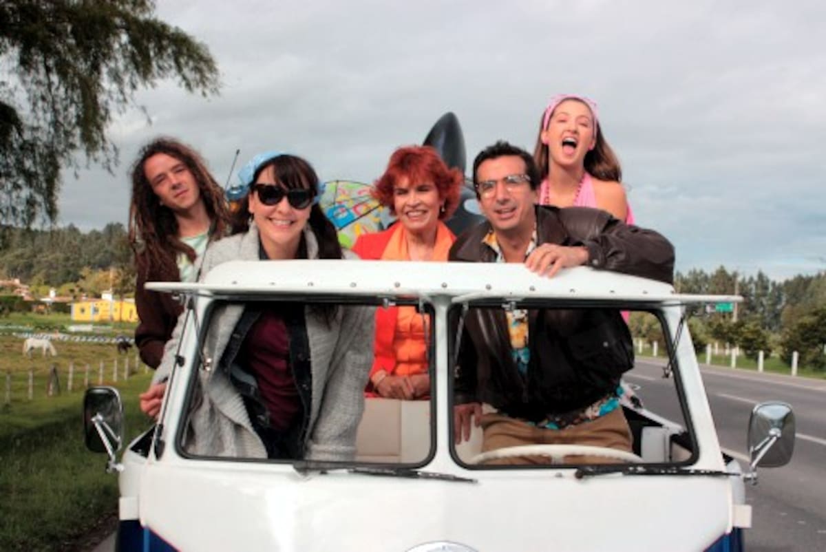 Los actores Antonio Sanint, Carolina Gómez, María Margarita Giraldo, Adelaida López y Miguel Canal protagonizan la película “El paseo”. COLPRENSA