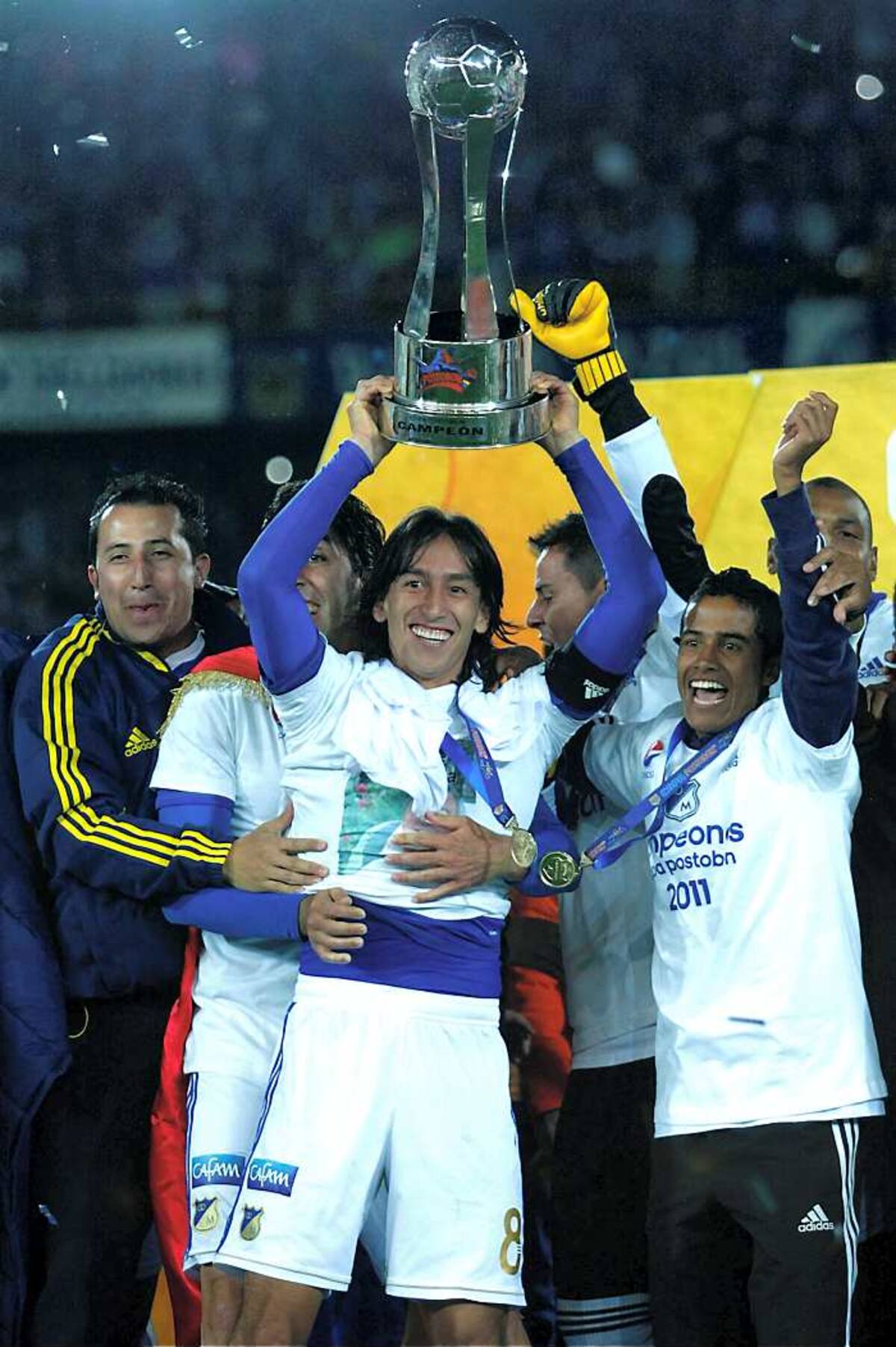 El capitán Rafael Robayo levanta el trofeo que le devuelve la alegría a los aficionados azules, tras 10 años sin ganar un título. COLPRENSA