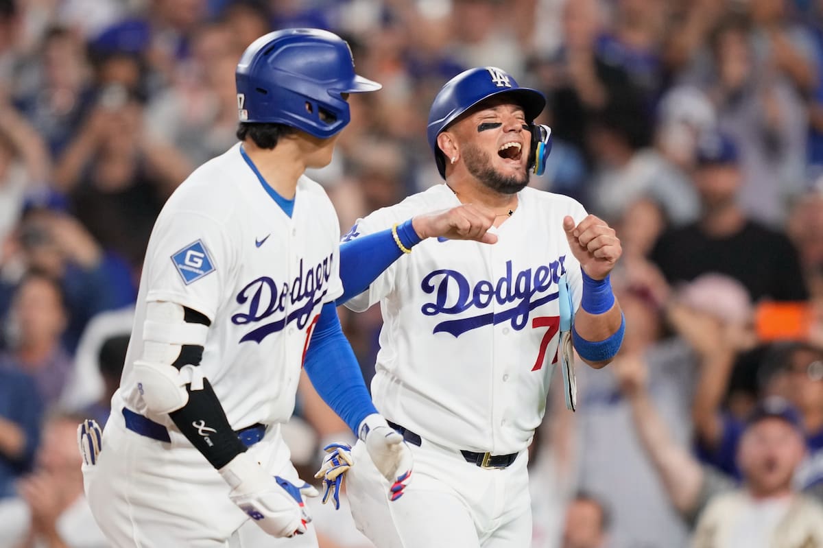 Shohei Ohtani, de los Dodgers de Los Ángeles (izquierda), celebra con Miguel Rojas tras conectar un jonrón de dos carreras durante la tercera entrada de un partido de béisbol contra los Reales de Kansas City. //Foto, AP: Mark J. Terrill