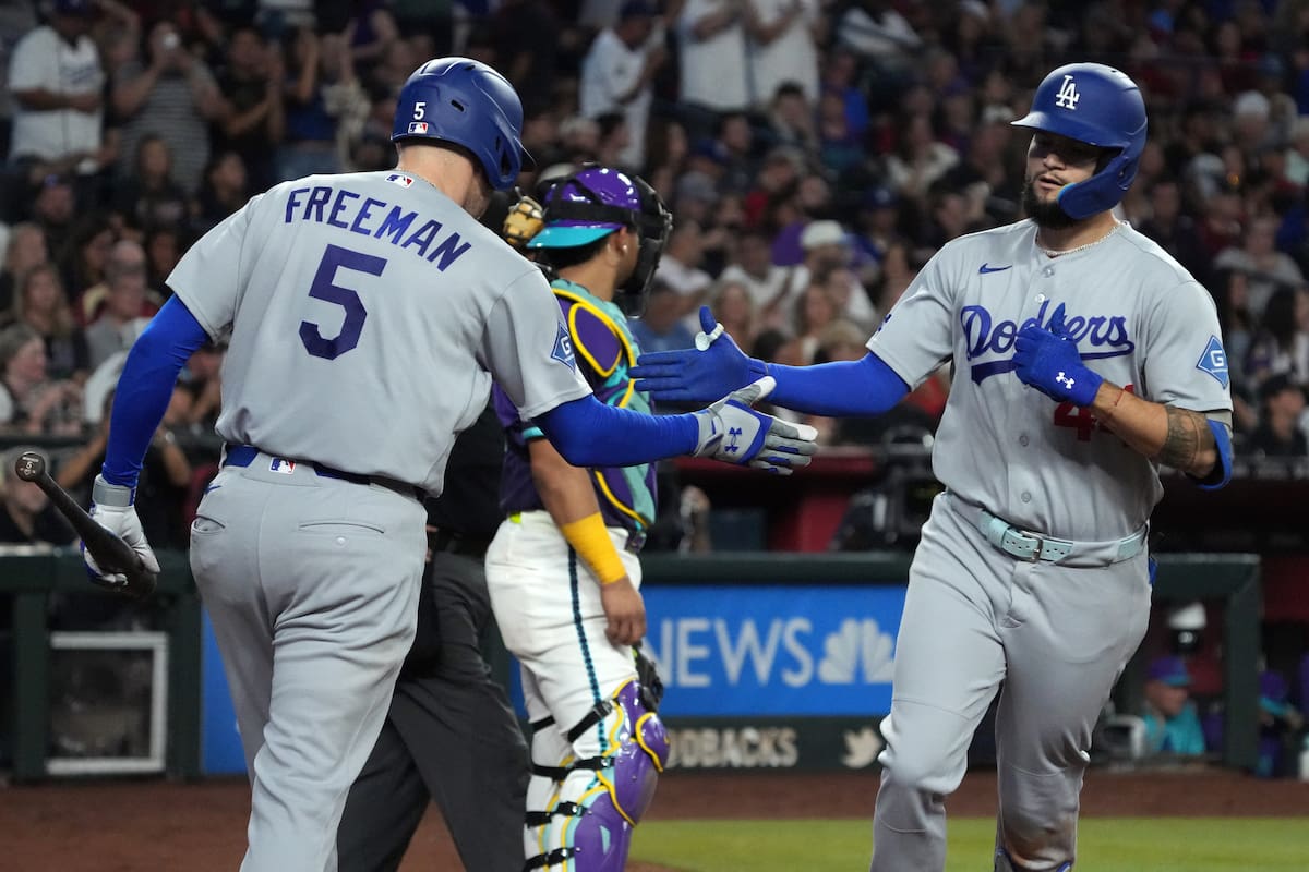 Andy Pages, de los Dodgers de Los Ángeles, celebra con Freddie Freeman (5) tras conectar un jonrón solitario contra los Diamondbacks de Arizona en la octava entrada. //Foto, AP: Rick Scuteri