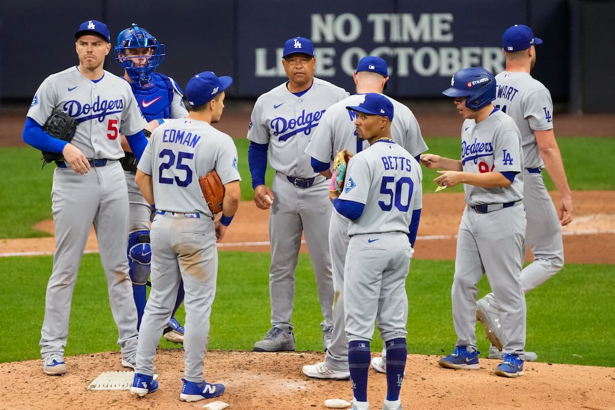 El mánager de los Dodgers de Los Ángeles, Dave Roberts (en el centro), permanece en el montículo junto a sus jugadores durante un cambio de lanzador en la séptima entrada del segundo partido de la Serie de Campeonato de la Liga Nacional de béisbol entre los Cerveceros de Milwaukee y los Dodgers de Los Ángeles. //Foto, AP: Kayla Wolf