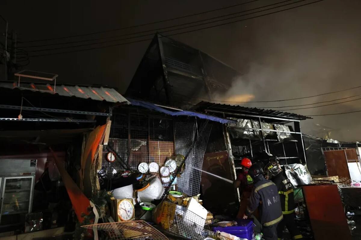 Fuerte incendio afecta centro comercial en una concurrida zona de Bangkok