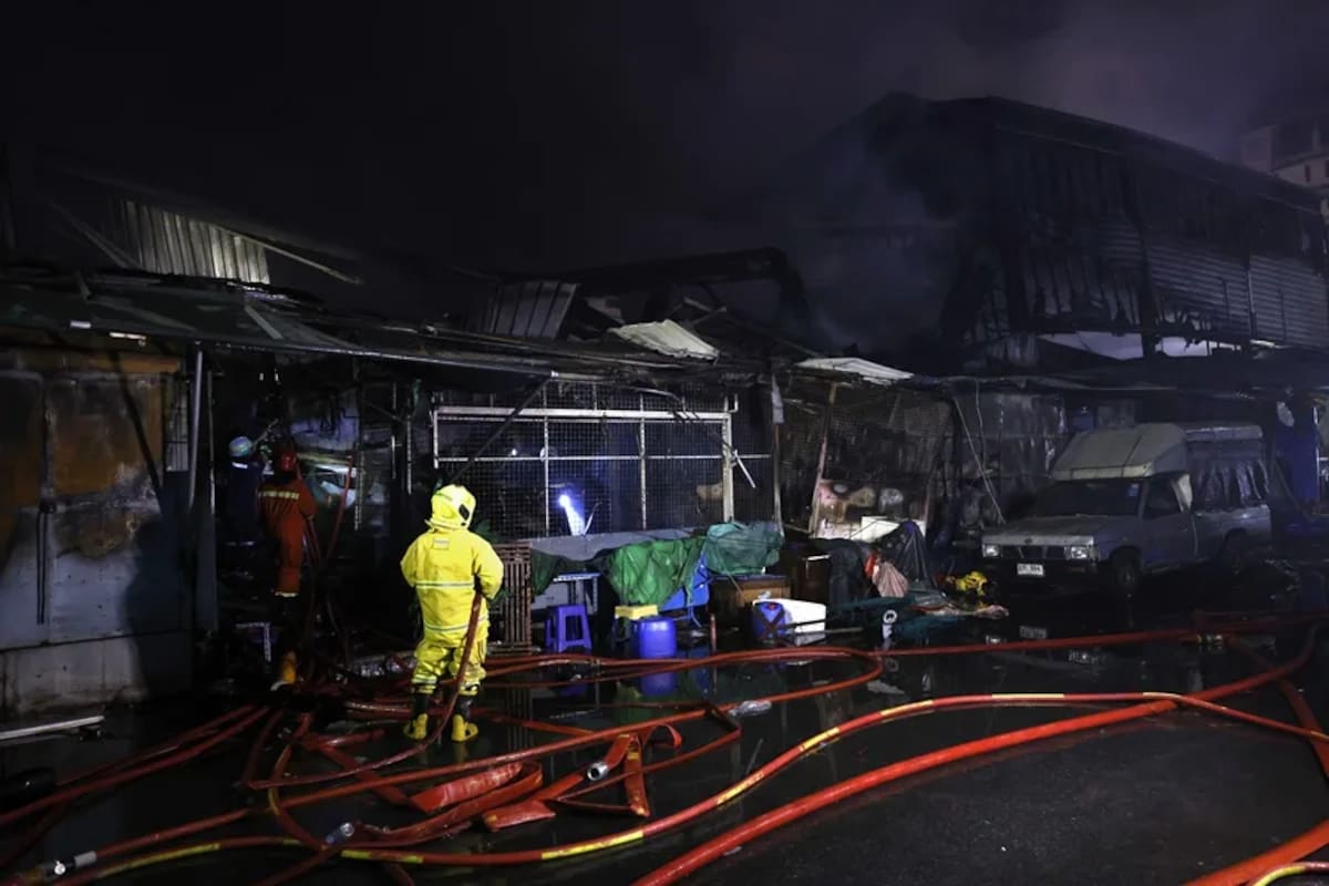 Los bomberos tailandeses intervienen durante un incendio en el Klongthom Center de Bangkok, Tailandia. EFE/EPA/RUNGROJ YONGRIT