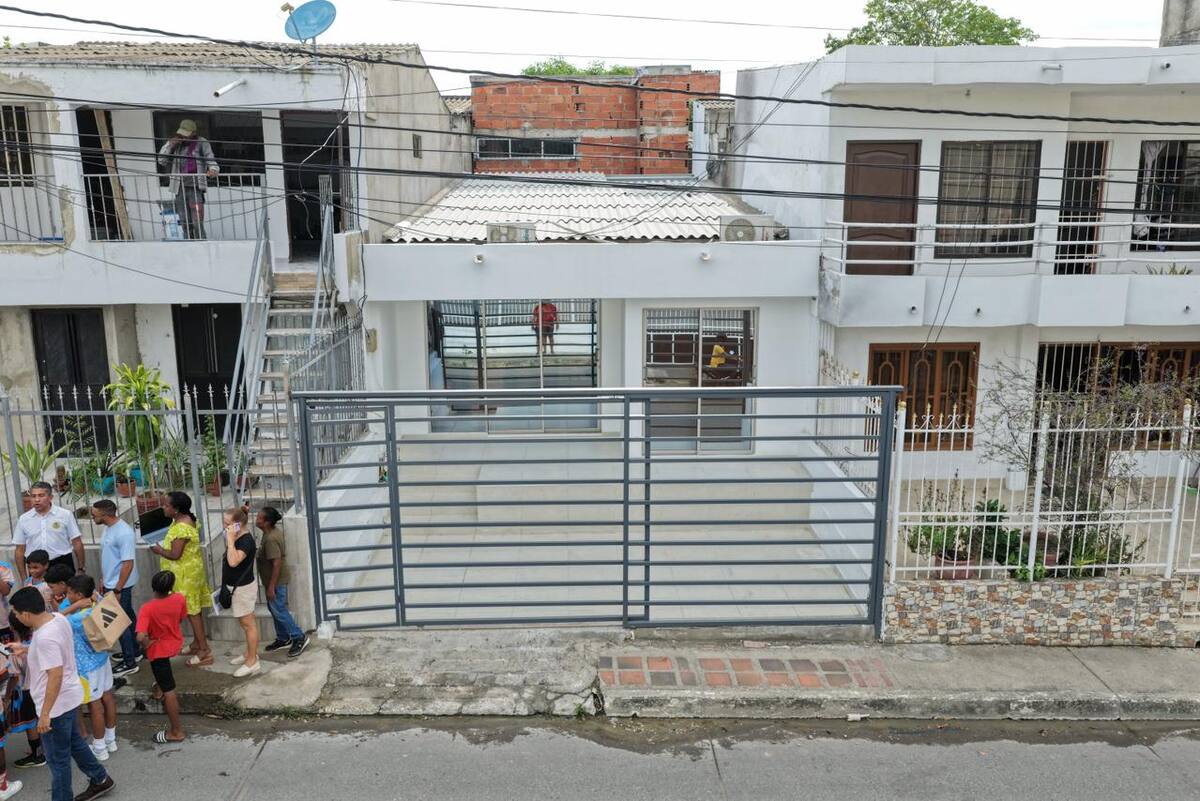 El Alcalde Dumek Turbay prometió en reconstruirle la casa a la familia De La Hoz, en Los Calamares. // Foto: Cortesía - Alcaldía de Cartagena.