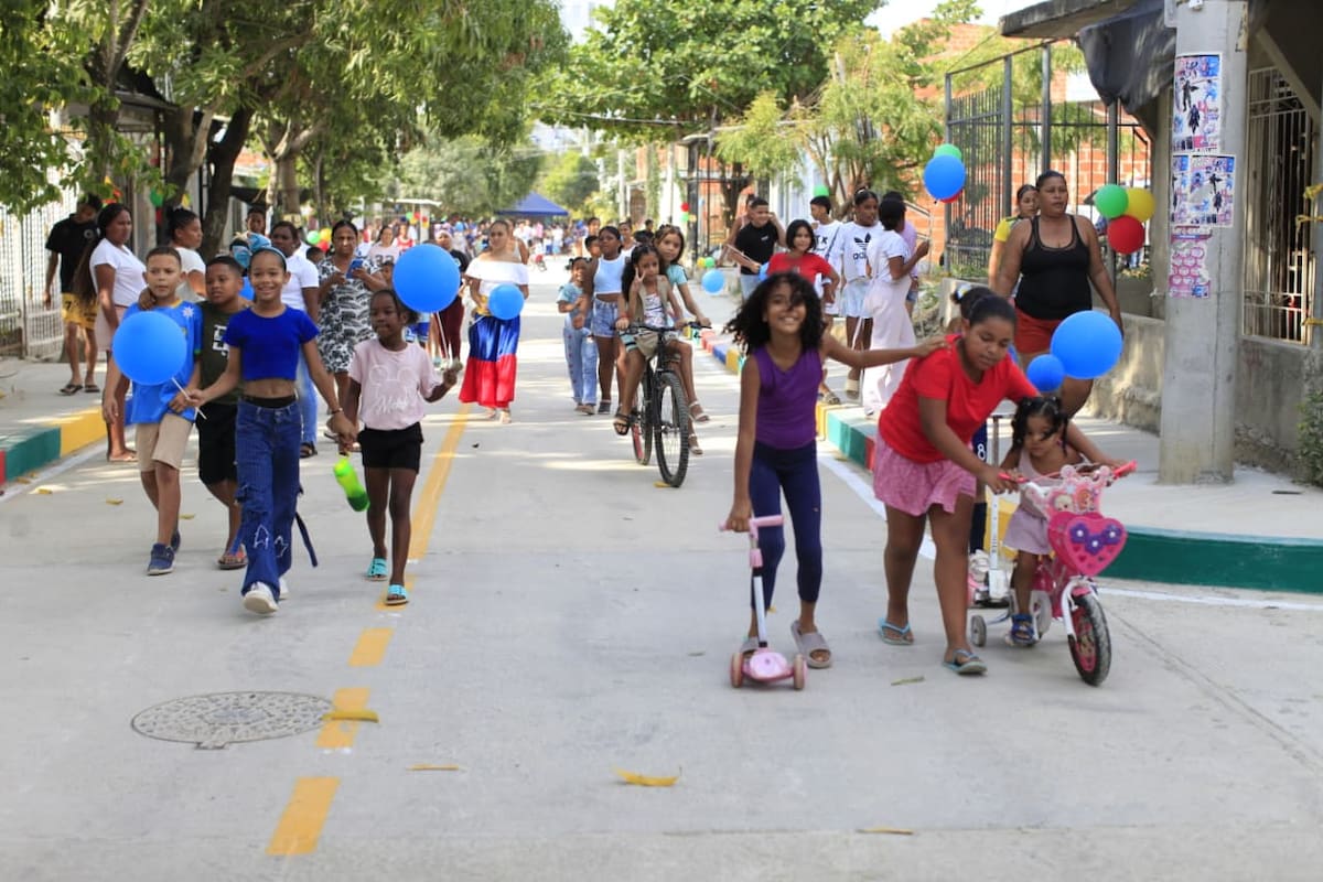 Además de la pavimentación de la vía en la carrera 97 en el sector Revivir de Los Campanos, construyeron andenes y bordillos. // Foto: Óscar Díaz.