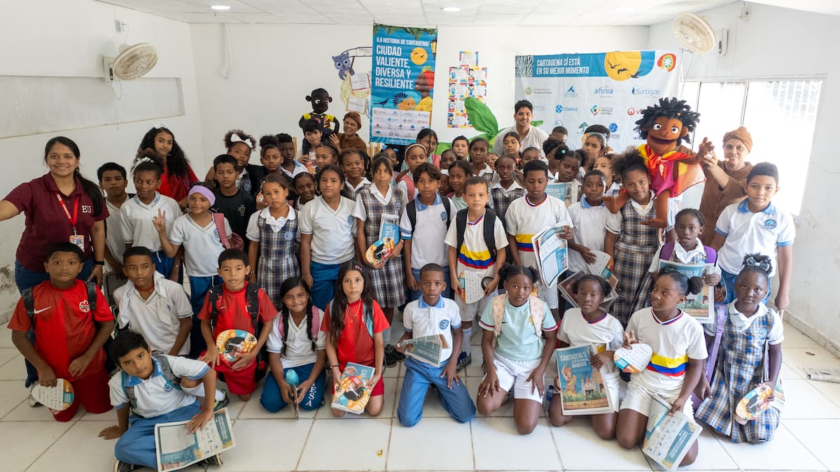 Los estudiantes de la Institución Educativa de Santa Ana disfrutaron de una obra teatral de títeres que cuenta la historia de Cartagena. En la actividad participaron 50 niños y niñas de la institución educativa. //FOTOS: DIEGO FIERRO - EL UNIVERSAL.