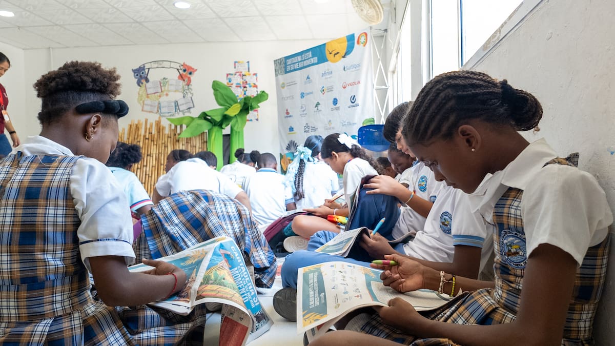 Los estudiantes de la Institución Educativa de Santa Ana disfrutaron de una obra teatral de títeres que cuenta la historia de Cartagena. En la actividad participaron 50 niños y niñas de la institución educativa. //FOTOS: DIEGO FIERRO - EL UNIVERSAL.