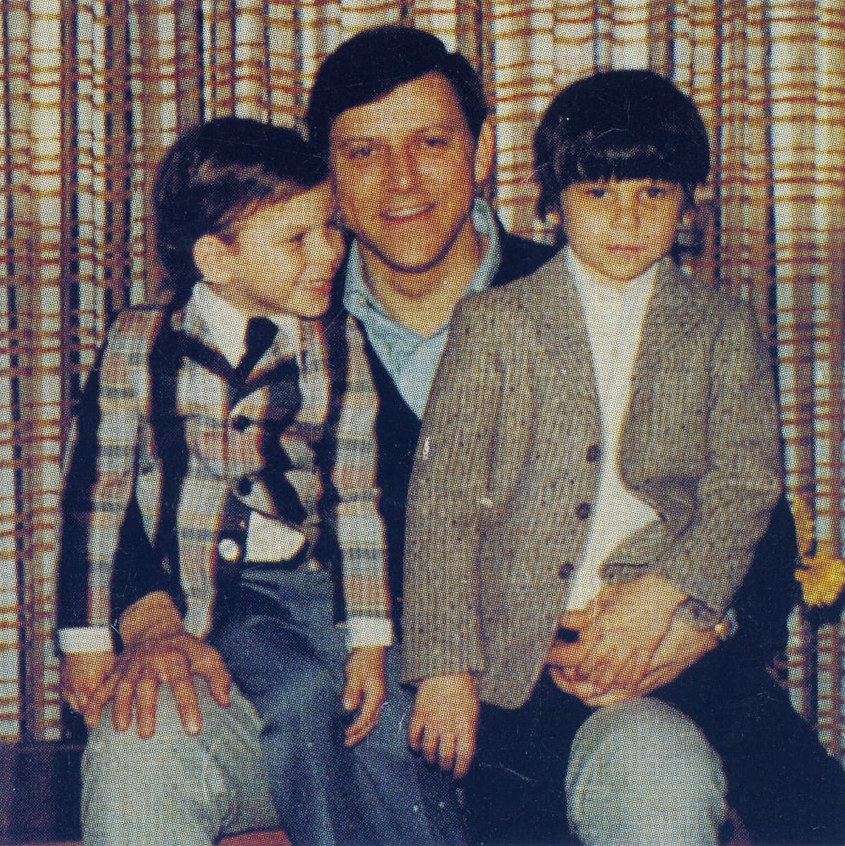 Lyle y Erik Menéndez junto a su padre cuando tenían 6 y 8 años respectivamente. //Foto: tomada de Internet.