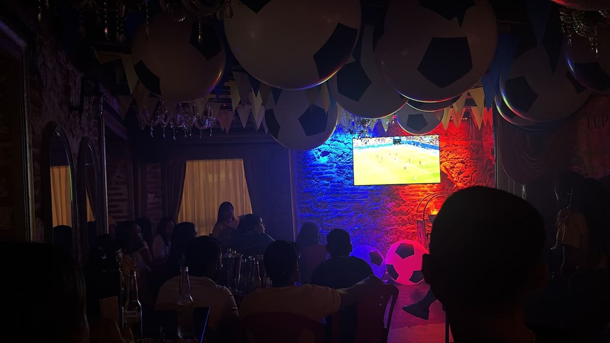 Los hinchas de la Selección Colombia ven en Cartagena el partido contra Portugal. // Foto: cortesía