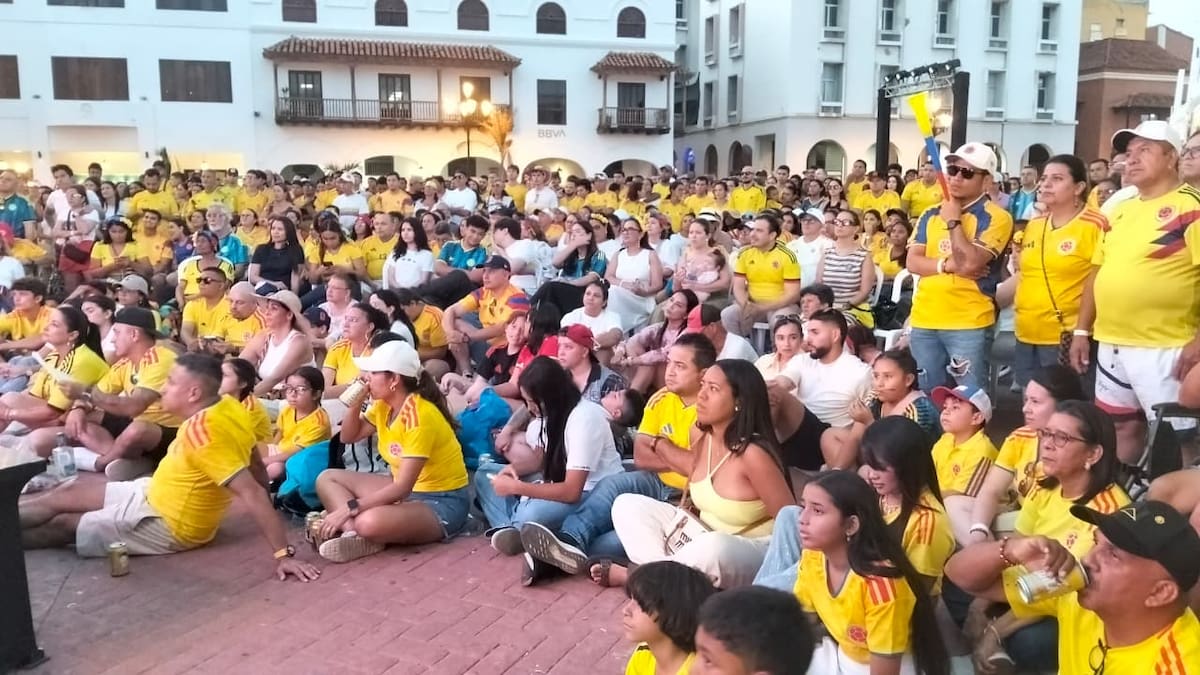Los hinchas de la Selección Colombia ven en Cartagena el partido contra Portugal. // Foto: Zenia Valdermar - El Universal