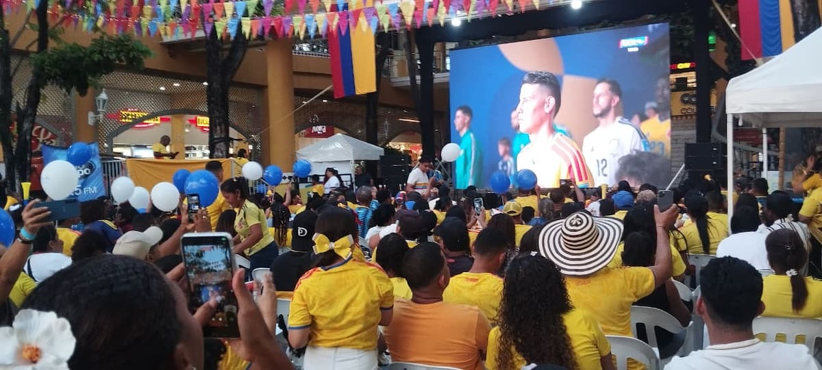Los hinchas de la Selección Colombia ven en Cartagena el partido contra Portugal. // Foto: Óscar Díaz - El Universal