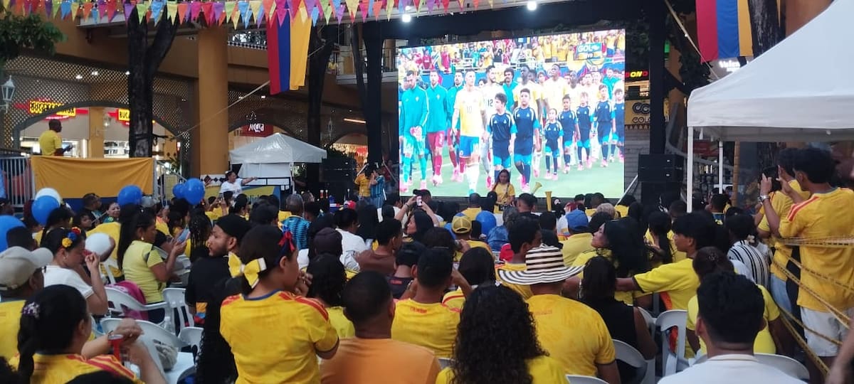 Los hinchas de la Selección Colombia ven en Cartagena el partido contra Portugal. // Foto: Óscar Díaz - El Universal
