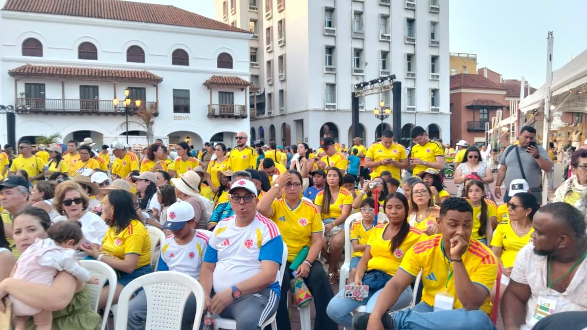 Los hinchas de la Selección Colombia ven en Cartagena el partido contra Portugal. // Foto: Zenia Valdermar - El Universal