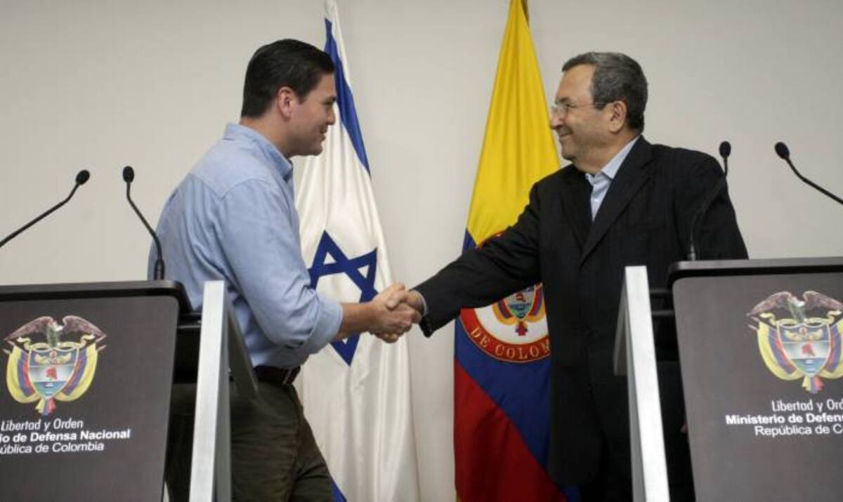 Juan Carlos Pinzón, mindefensa colombiano (izq.) y Ehud Barak, mindefensa israelí, hablaron de temas en común para afrontar el terrorismo. COLPRENSA