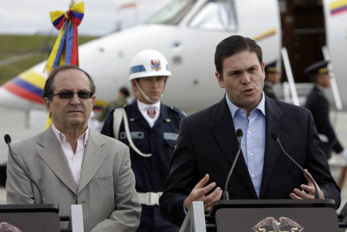 Los Ministros de Defensa de Colombia Juan Carlos Pinzón (der.) y de Ecuador Javier Ponce (izq.). COLPRENSA