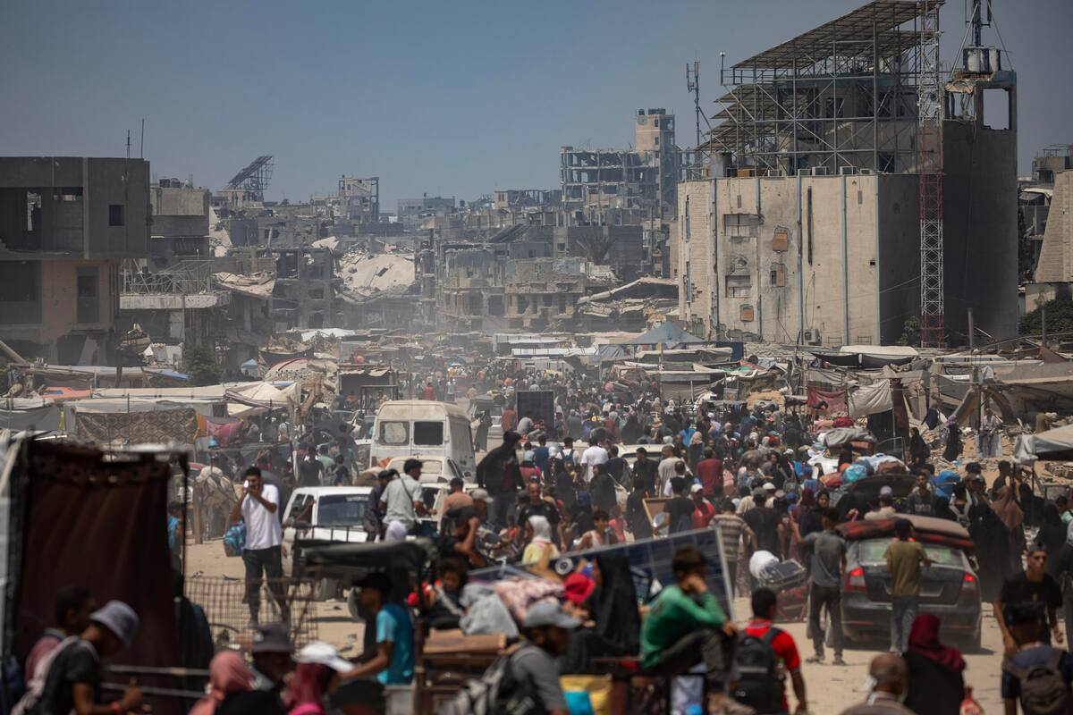 Decenas de palestinos huyendo de Jan Yunis, en el sur de la Franja de Gaza. //EFE