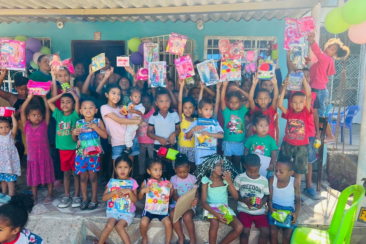 Niños de Nuevo Paraíso reciben sus regalos de Navidad