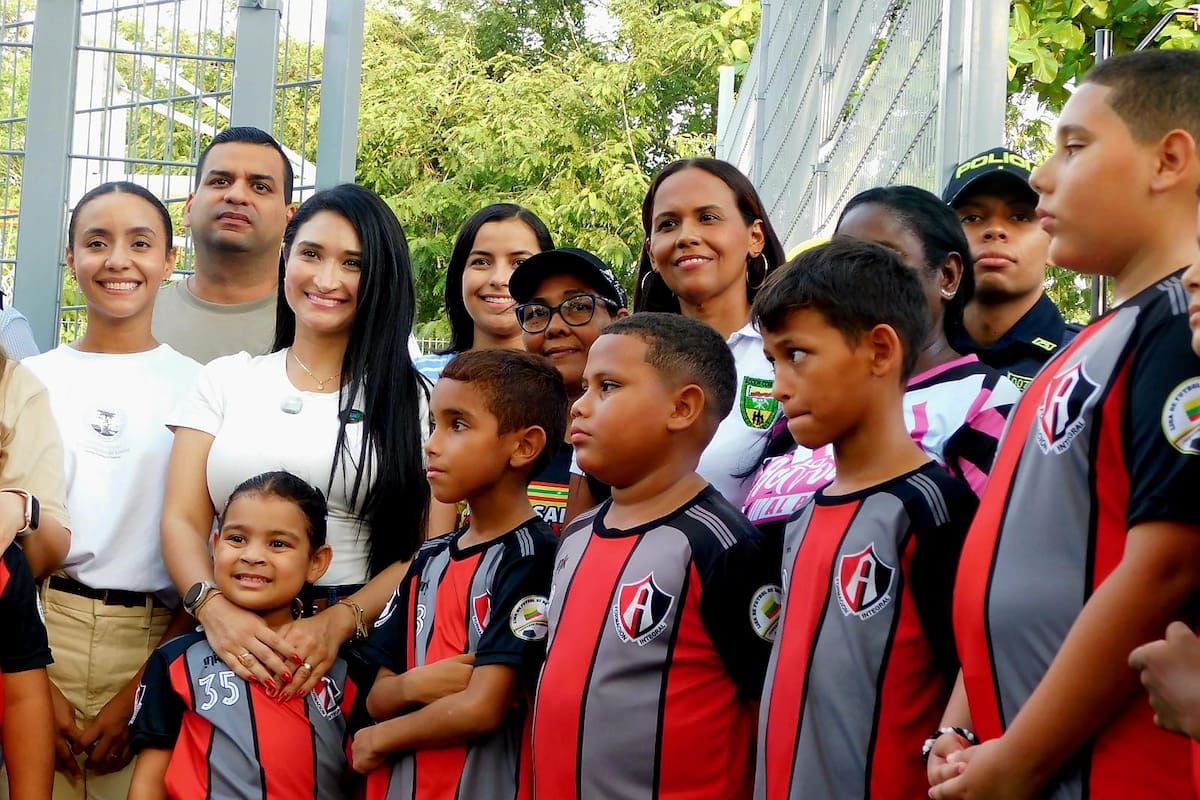 Simón Bolívar tiene nueva cancha de microfútbol, habitantes felices