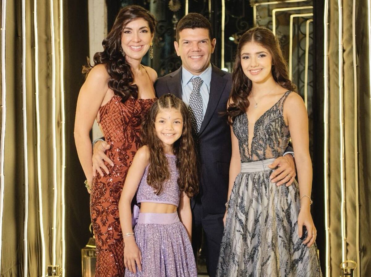 Los pilares de la vida de este artista: su esposa Karina Angulo y sus hijas Paloma y Valeria; además de la música.