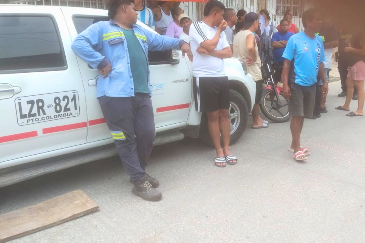 Los residentes aseguran que llevan varias horas sin energía. // Foto: cortesía