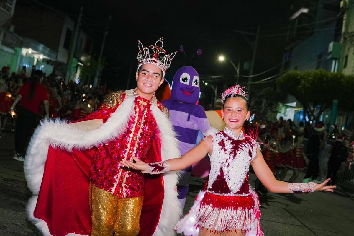 Los Reyes infantiles del Carnaval de Barranquilla 2025, Samuel Bermúdez Cepeda y Roca y Victoria Ceballos Cure, participaron este domingo 8 de diciembre en La Gran Parada de la Luz.//Cortesía.