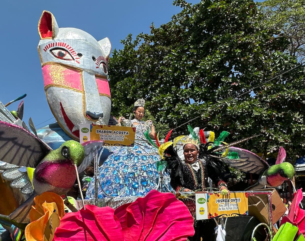 Los Reyes del Carnaval de los Niños, Sharon Acosta y Joshua Ortiz, en el desfile de la Batalla de Flores 2026.//Juan M. Cantillo-El Universal.