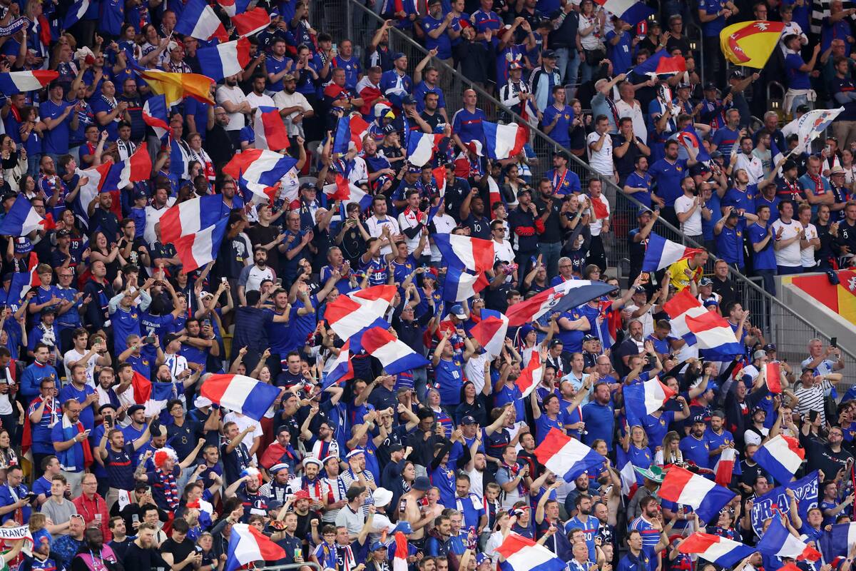 Los seguidores de Francia aplauden durante el partido de fútbol del grupo D de la UEFA EURO 2024 entre Austria y Francia, en Dusseldorf, Alemania. //EFE