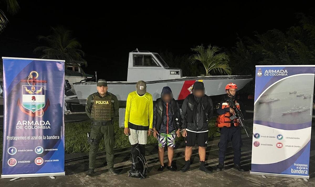 Los tripulantes se les acusa de tráfico humano.
