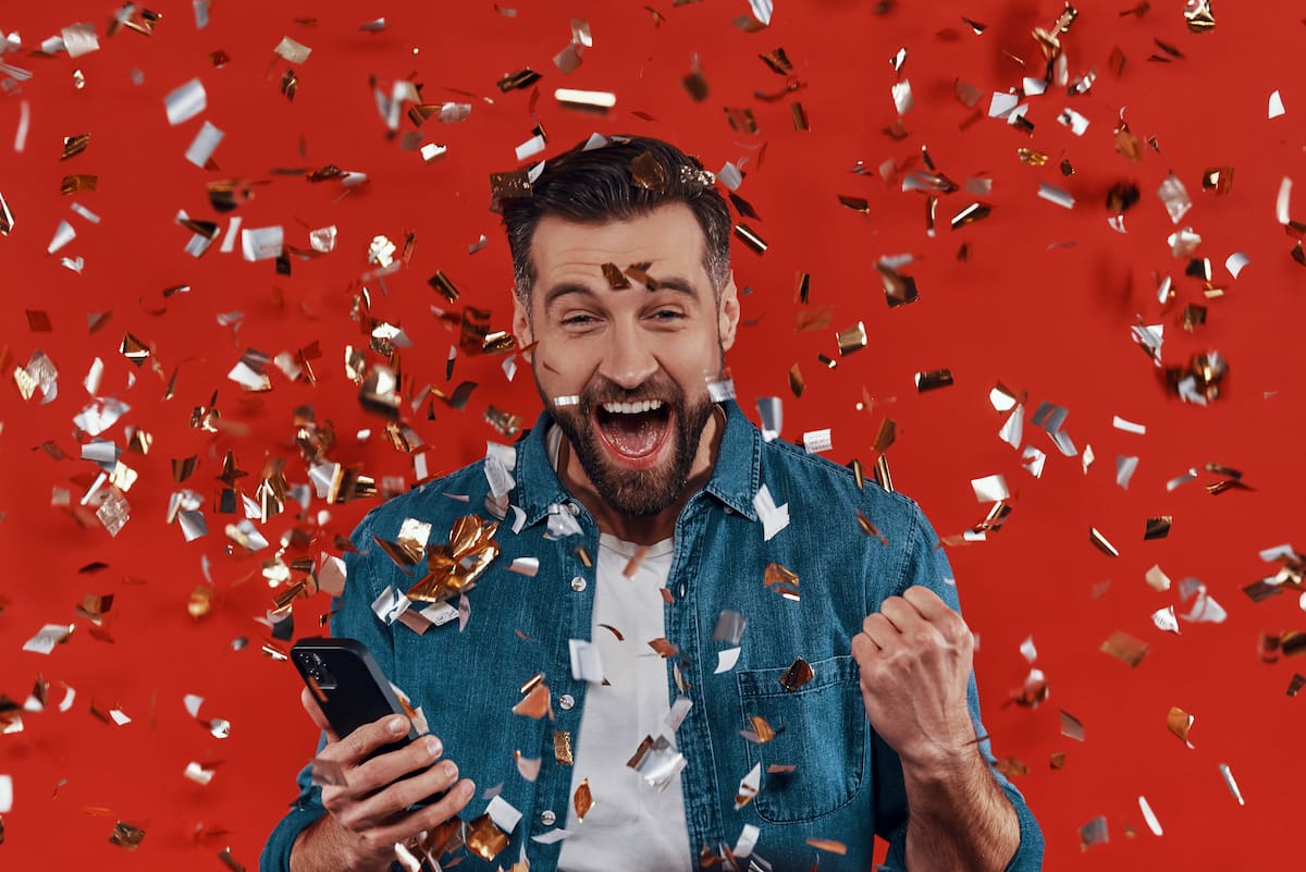 Una persona feliz tras ser la ganadora de un sorteo. // Foto: iStock