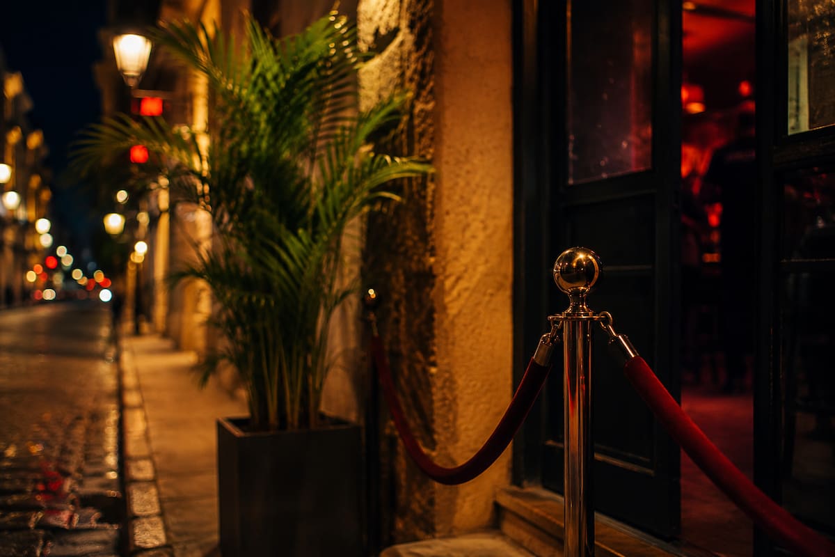 Influencer denuncia que un bar de Cartagena rechazó a su novia por confundirla con trabajadora sexual