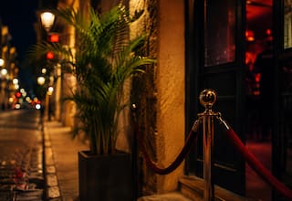 Influencer denuncia que un bar de Cartagena rechazó a su novia por confundirla con trabajadora sexual