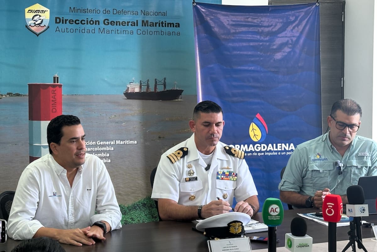 Lucas Ariza, director de Asopuertaria; Capitán de Puerto Bernardo Silva y Álvaro Redondo, director de Cormagdalena, durante el encuentro con los medios de comunicacion.//El Universal.