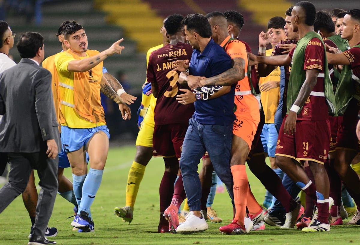 Momentos de tensión se vivieron en el partido entre Deportes Tolima y O'Higgins. //Foto, Colprensa: Jorge A Cuéllar
