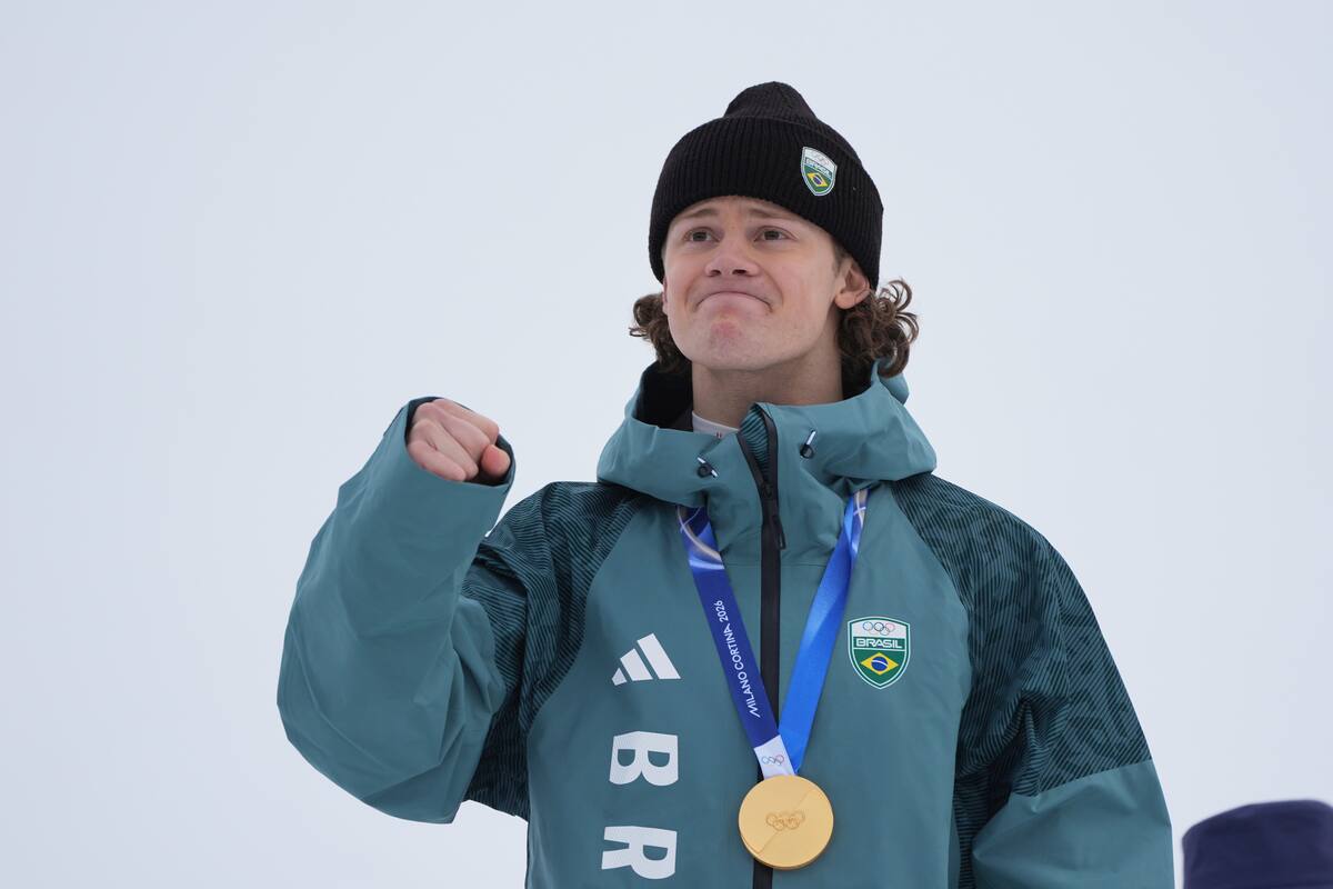 Lucas Pinheiro Braathen de Brasil celebra la obtención de la medalla de oro en una carrera de esquí alpino, eslalon gigante masculino, en los Juegos Olímpicos de Invierno, en Bormio, Italia. //Foto, AP: Rebecca Blackwell