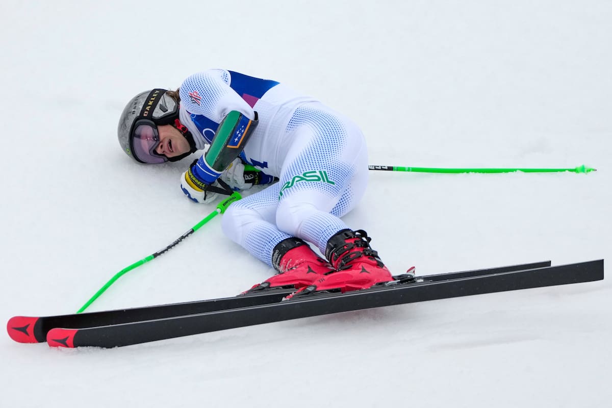 El brasileño Lucas Pinheiro Braathen celebra tras ganar una carrera de esquí alpino, eslalon gigante masculino, en los Juegos Olímpicos de Invierno de 2026. //Foto, AP: John Locher