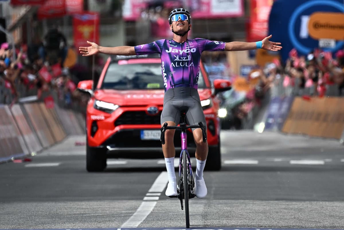 El ciclista australiano Lucas Plapp del equipo Jayco Alula celebra tras cruzar la línea de meta y ganar la octava etapa del 108 Giro de Italia. //EFE