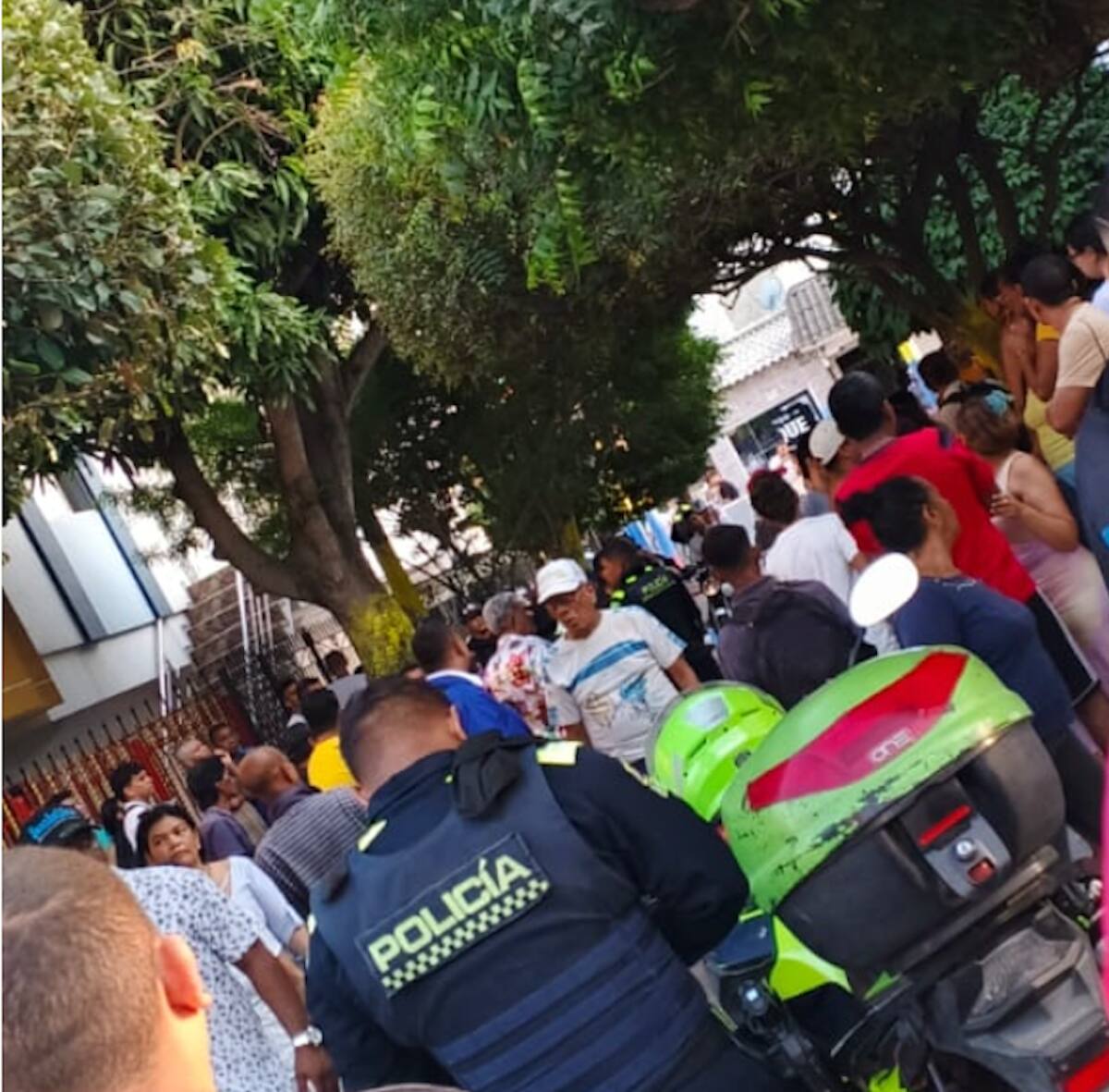 Autoridades y público en general llegaron hasta la carrera 4 con calle 37 del barrio José Antonio Galán de Barranquilla, donde la tarde de este miércoles 19 de febrero asesinaron al Fiscal Norbey Ruiz Correa.//Cortesía.