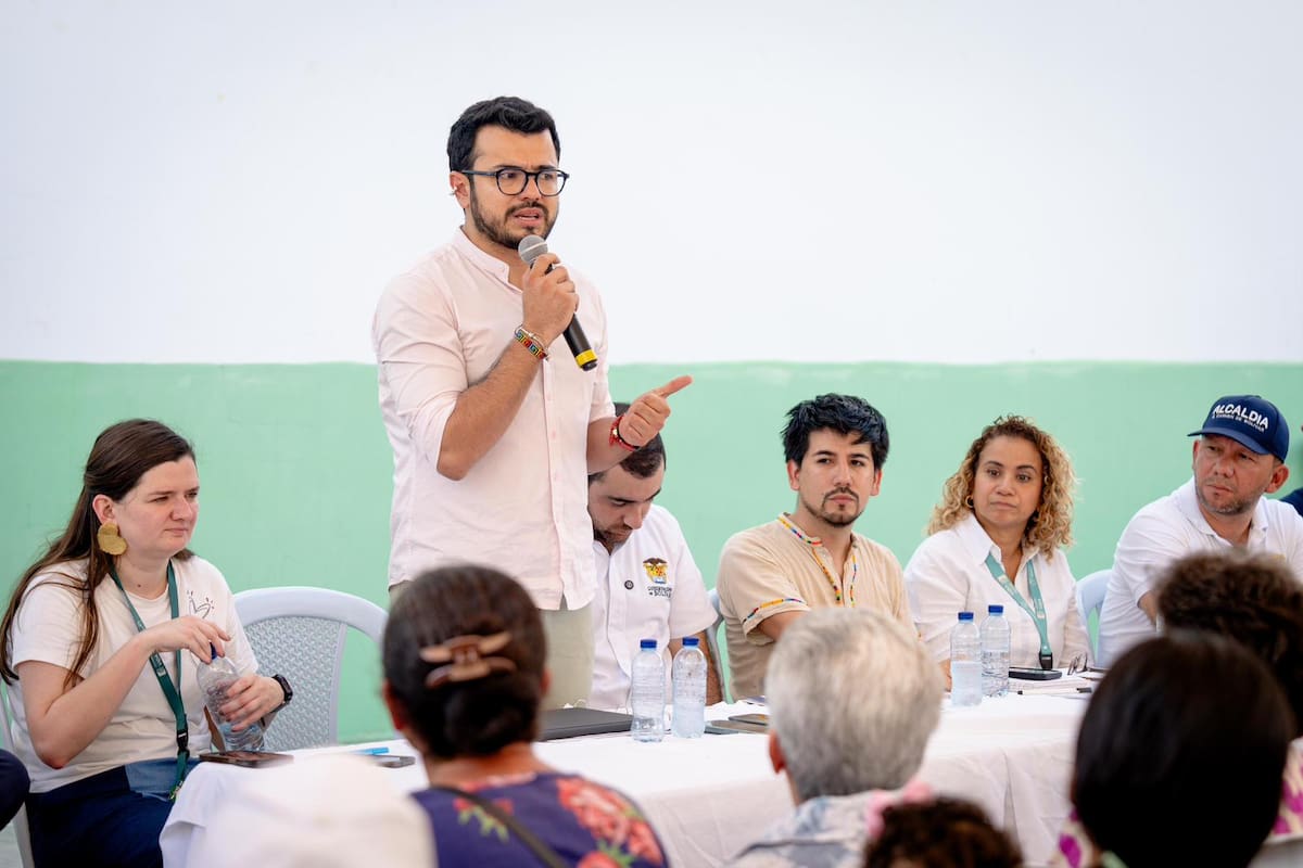 Luis Carlos Leal, superintendente de Salud, en su visita a El Salado. // Foto: Gobernación de Bolívar