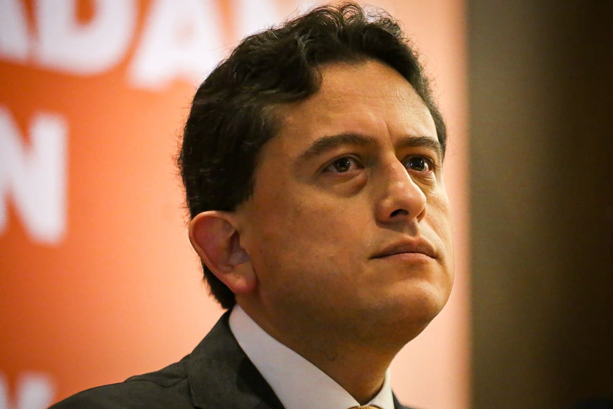 Un láser entró por su ventana: el relato de Luis Carlos Reyes sobre amenazas a su familia