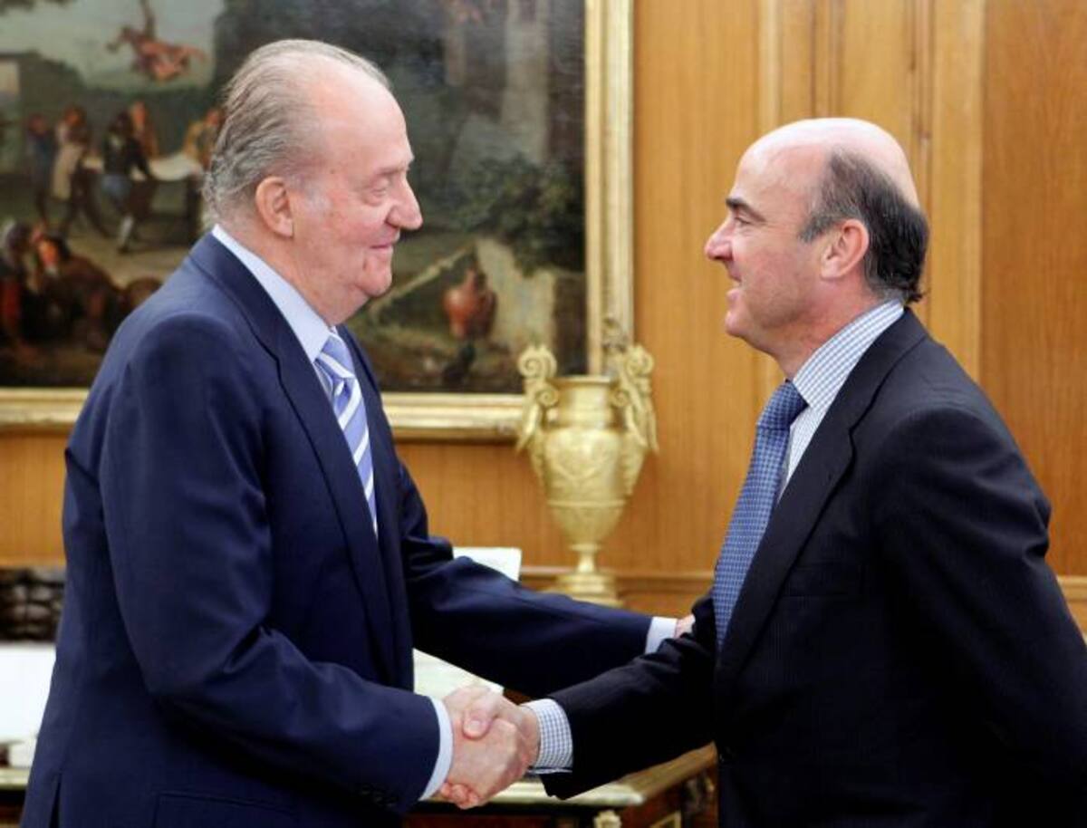El rey Juan Carlos de Borbón y el ministro de economía de España, Luis de Guindos. Archivo