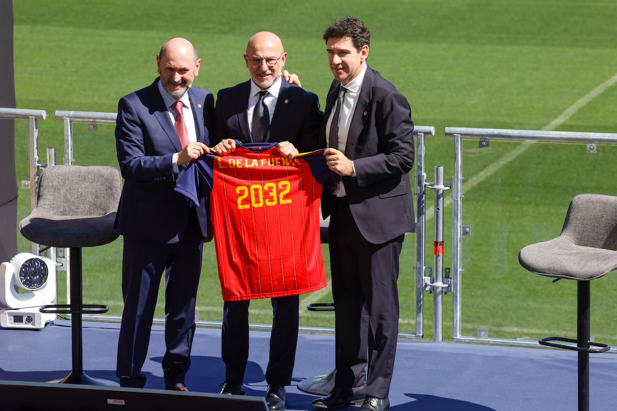 El presidente de la Real Federación Española de Fútbol (RFEF), Rafael Louzán (i) y su director técnico de Desarrollo, Aitor Karanka (d) durante el acto de renovación del seleccionador absoluto, Luis de la Fuente (c), hasta 2032, en la Ciudad del Fútbol de Las Rozas, Madrid. //Foto, EFE: Zipi